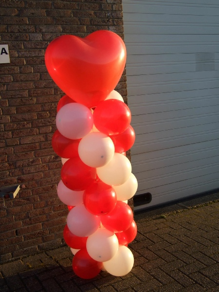 ballonnenpilaar met hart en rood, witte ballonnen