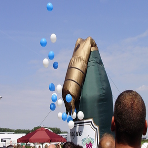 Feestfiguur opening met champagnefles gevuld met ballonnen